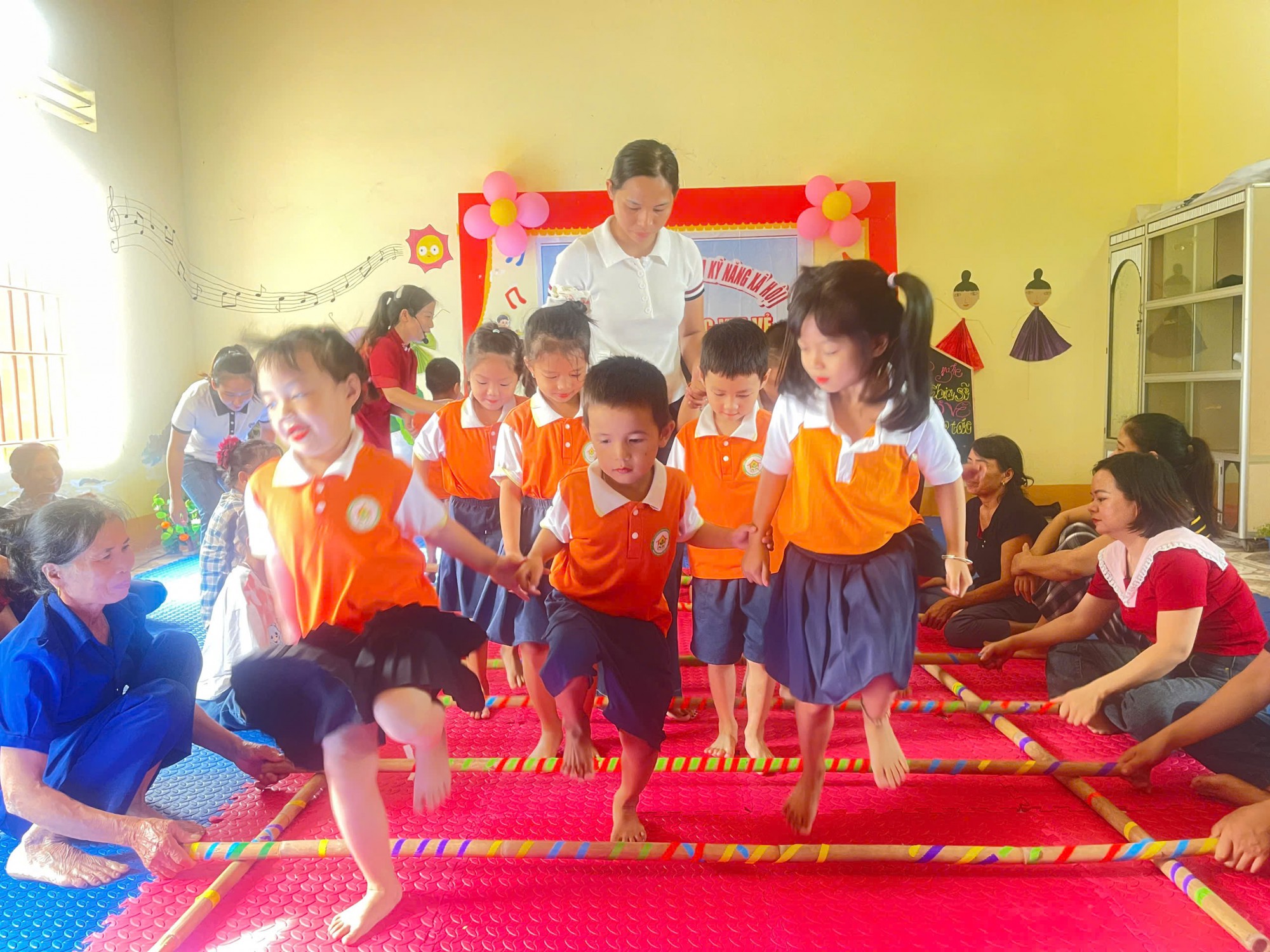 Trẻ và phụ huynh cùng nhảy sạp